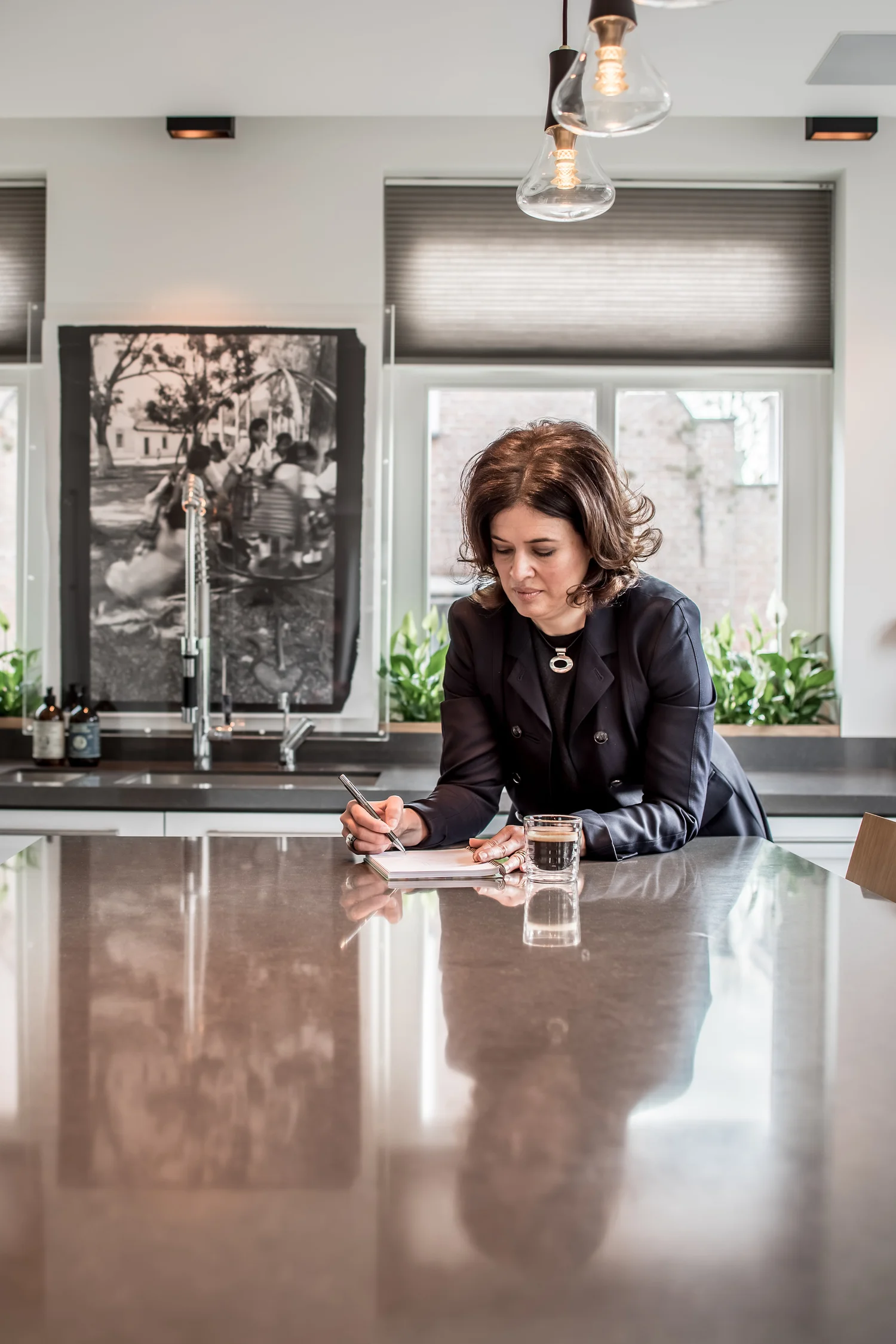 Valery Chong schetst aan het kookeiland in Villa Wassenaar